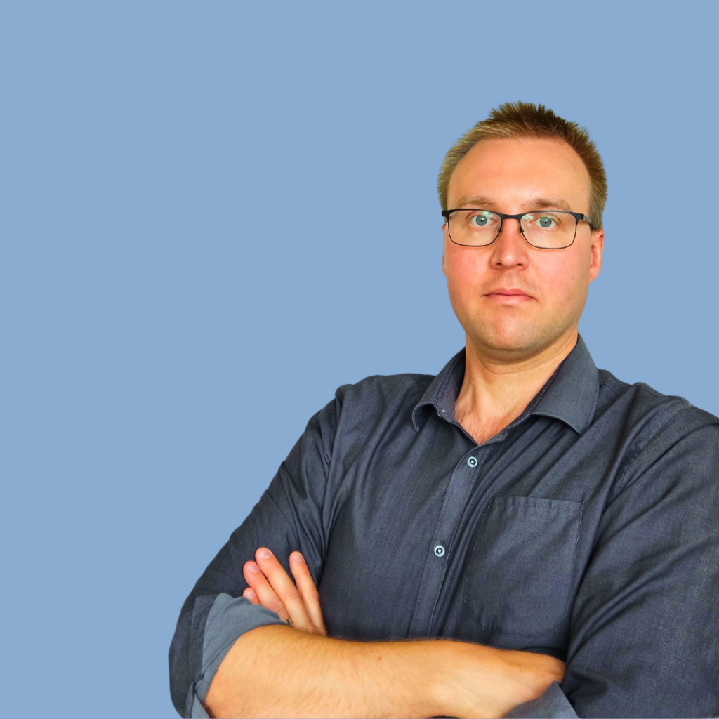 Henkilö seisomassa kädet puuskassa.